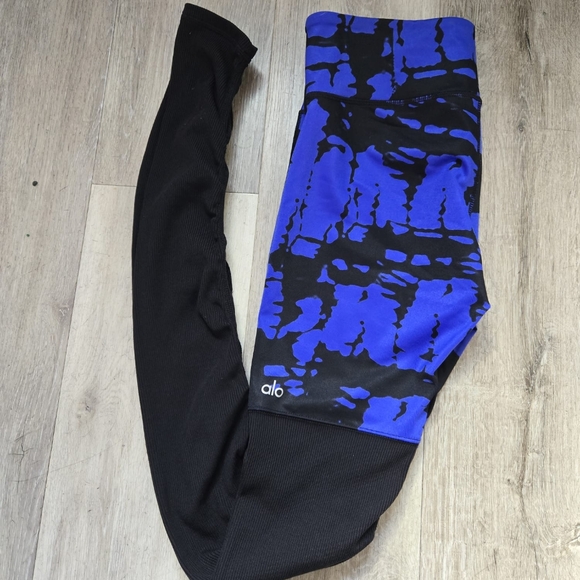 ALO Yoga Pants - Alo Yoga Goddess Leggings Medium Size Black and Blue Color